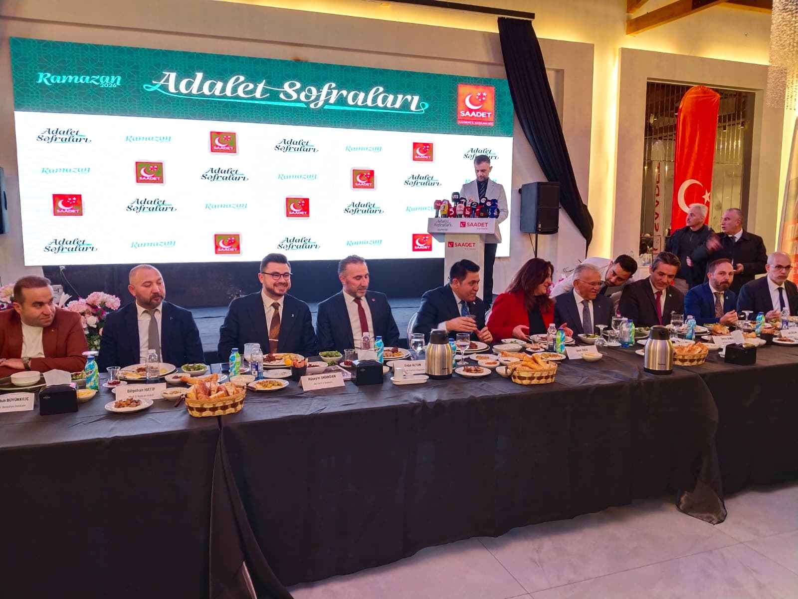 kayseride-saadet-partisi-tarafindan-duzenlenen-adalet-sofralari-iftar-programinda-farkli-siyasi-partilerin-il-baskanlari-ve-sivil-toplum-temsilcileri-bir-araya-geldi-programda-birlik-beraberlik-ve-adalet-vurgusu-yapildi