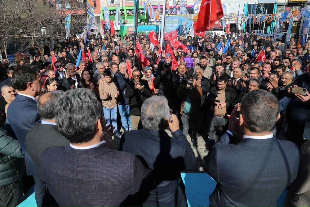 kayseri-buyuksehir-belediye-baskani-dr-memduh-buyukkilic-ata-topragi-develiyi-ziyaret-ederek-ilce-sakinleriyle-bir-araya-geldi