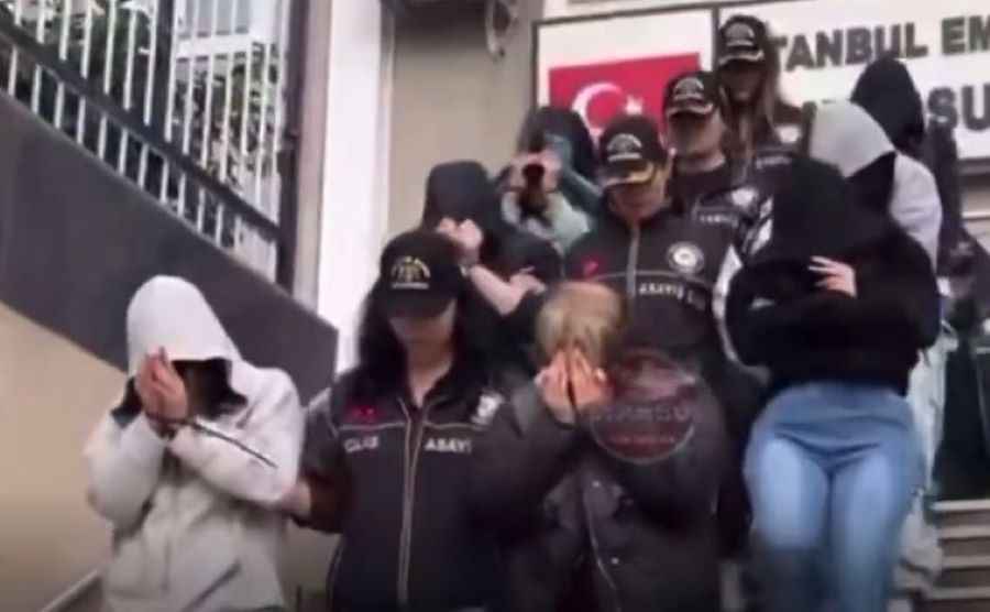 kadinlari-fal-bahanesiyle-kandirip-cevresine-pazarladigi-one-suruldu-aralarinda-falci-kadinin-da-bulundugu-20-kisi-gozaltinda