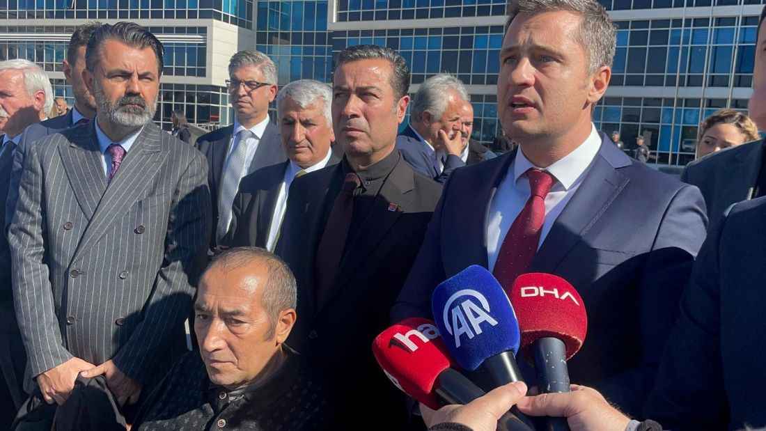 chp-genel-baskan-yardimcisi-parti-sozcusu-deniz-yucel-pinarbasi-belediye-meclis-uyesi-adayi-serafettin-bahadirin-darp-edilip-silahla-vuruldugu-olayla-ilgili-acilan-davanin-ardindan-aciklamalarda-bulundu