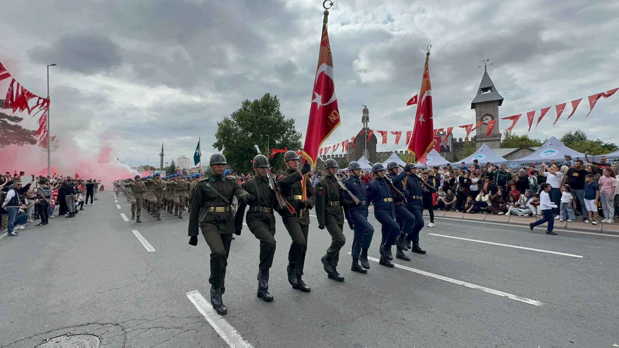 kayseride-30-agustos-zafer-bayraminin-104uncu-yil-donumu-cumhuriyet-meydaninda-duzenlenen-torenlerle-coskuyla-kutlandi-vali-gokmen-cicek-torende-yaptigi-konusmada-birlik-ve-beraberlik-mesaji-vererek-biz-hep-var-olacagiz-bedel-odedik-bedel-odeyecegiz-dedi