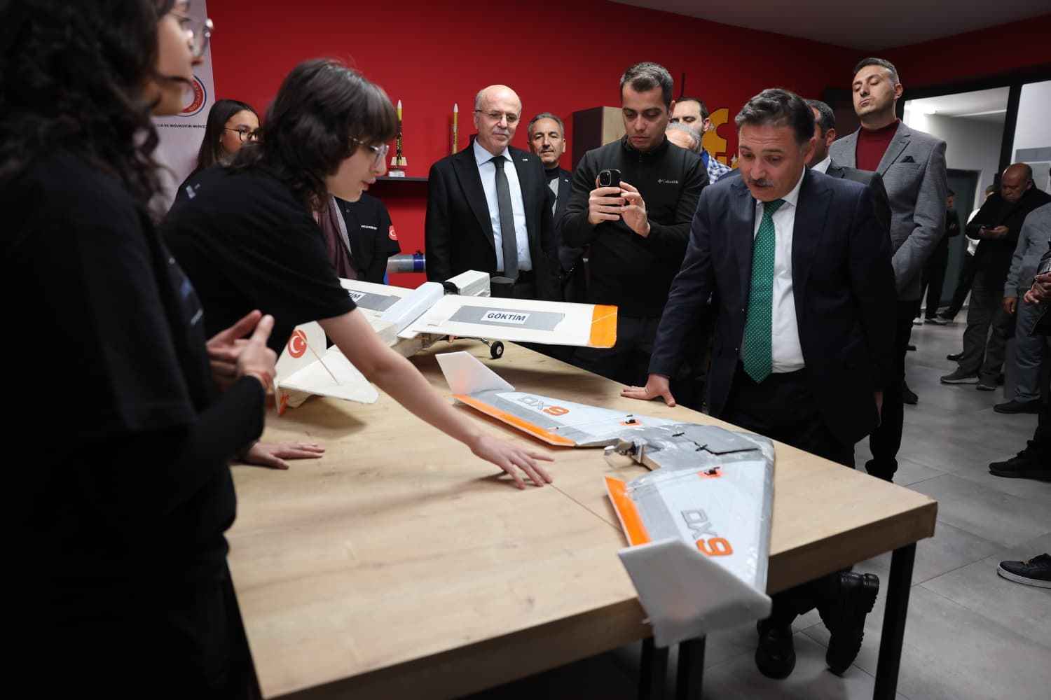 kayseri-valisi-gokmen-cicek-goktim-gokyuzu-teknoloji-ve-inovasyon-merkezini-ziyaret-ederek-genc-mucitlerle-bir-araya-geldi