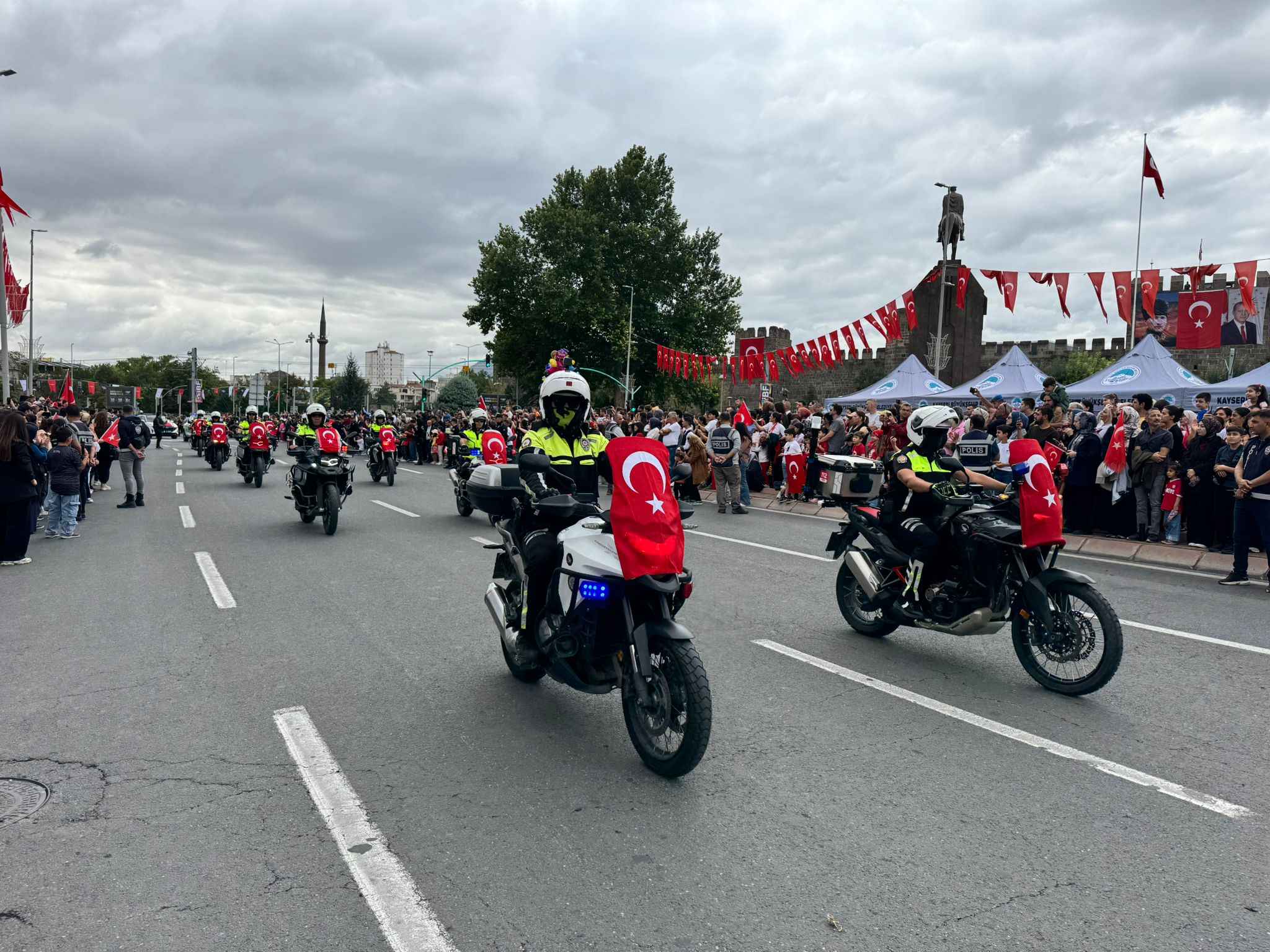 kayseride-30-agustos-zafer-bayraminin-104uncu-yil-donumu-cumhuriyet-meydaninda-duzenlenen-torenlerle-coskuyla-kutlandi-vali-gokmen-cicek-torende-yaptigi-konusmada-birlik-ve-beraberlik-mesaji-vererek-biz-hep-var-olacagiz-bedel-odedik-bedel-odeyecegiz-dedi