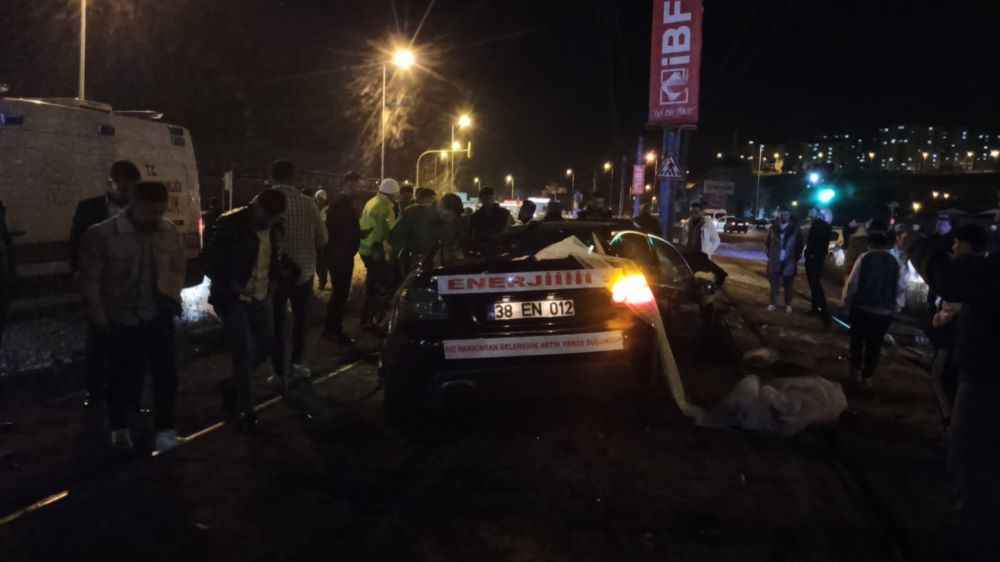 kayseride-2-aracin-carpismasi-sonucu-meydana-gelen-kazada-siddetli-carpisma-sonucu-otomobilin-motoru-yerinden-cikti-kazada-4-kisi-yaralandi