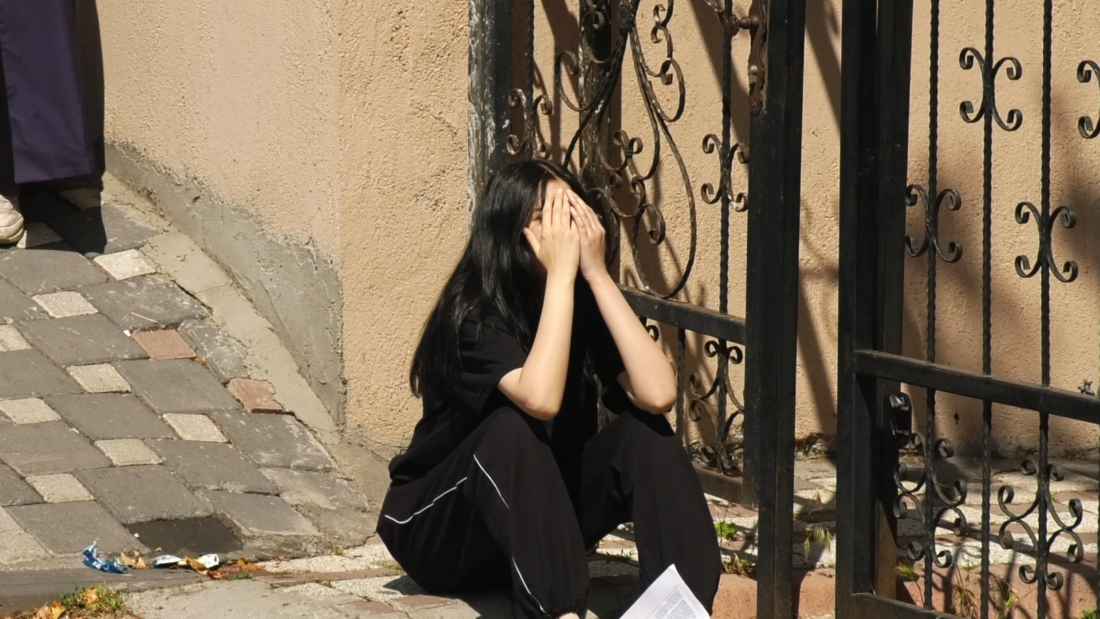 kayseride-yuksekogretim-kurumlari-sinavinin-ilk-oturumu-temel-yeterlilik-testi-maratonuna-kimi-ogrenciler-kosar-adimlarla-son-anda-yetisirken-kimileri-ise-gec-kaldigi-icin-kapidan-goz-yaslari-icerisinde-geri-dondu