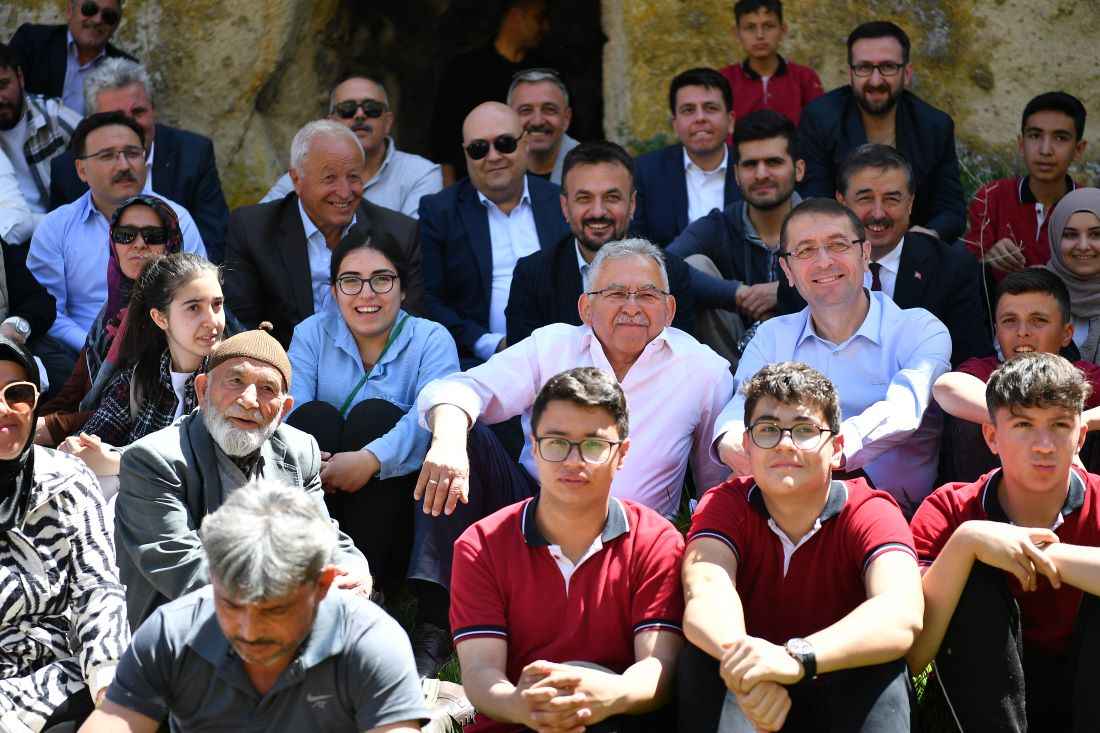 baskan-memduh-buyukkilic-kayseri-valisi-gokmen-cicek-ile-birlikte-15-22-nisan-turizm-haftasi-etkinlikleri-kapsaminda-kaya-kiliseleri-ve-dogal-guzelligi-ile-unlu-yesilhisarin-erdemli-vadisini-ziyaret-etti