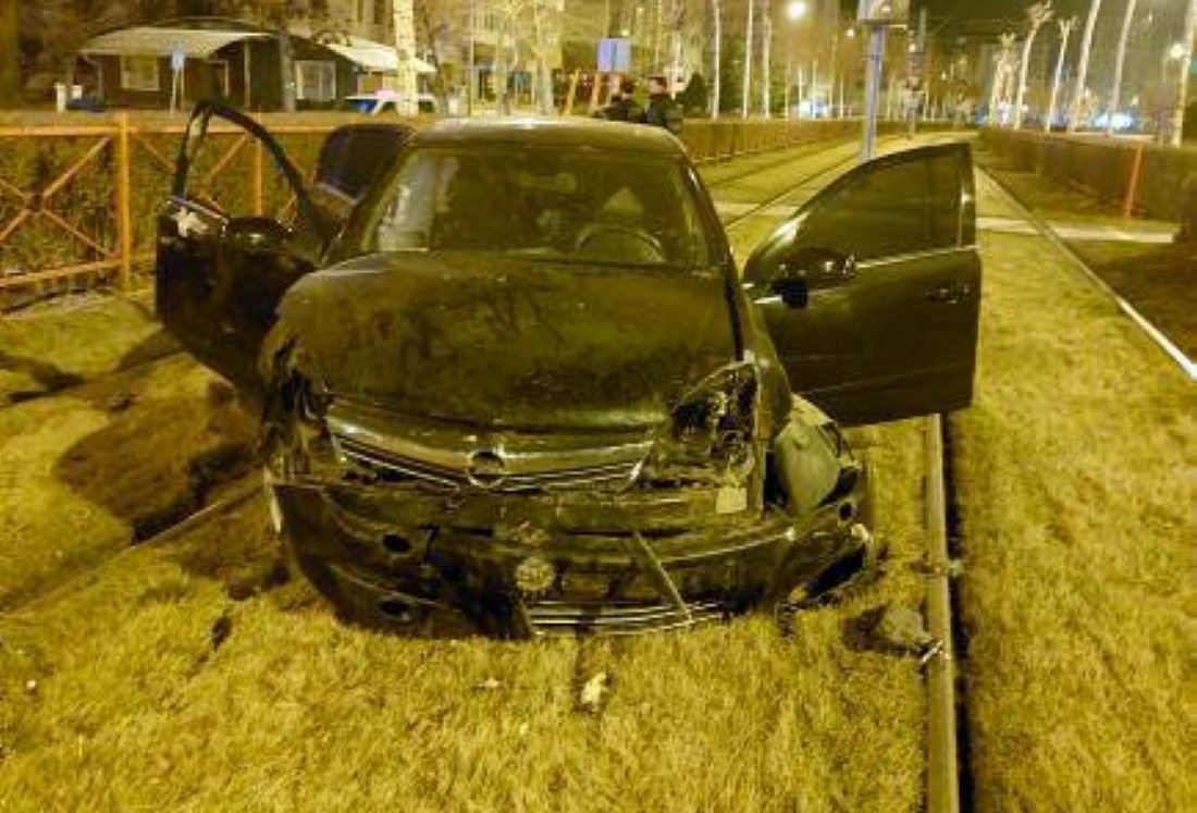 Kayseri’de gece saatlerinde yaşanan kazada direksiyon hakimiyetini kaybeden sürücü tramvay yoluna girdi. Yaralı hastaneye sevk edildi. 