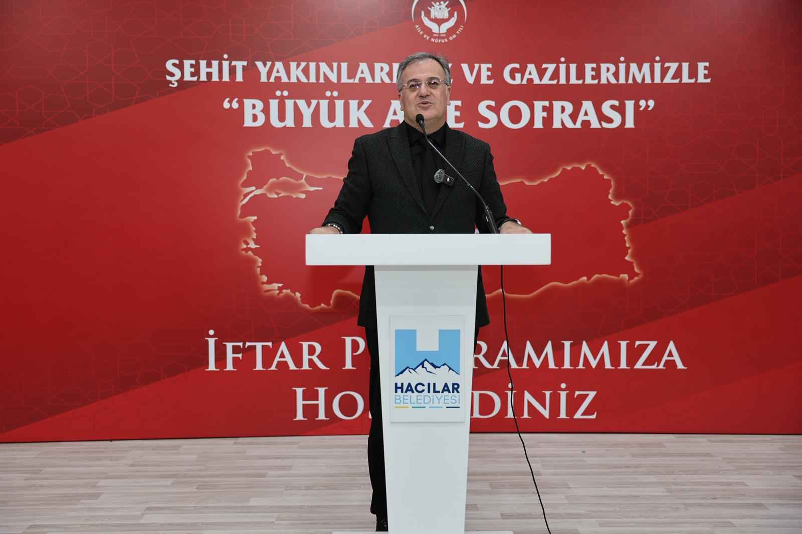 hacilar-belediyesi-ile-hacilar-kaymakamligi-is-birliginde-sehit-aileleri-ve-gaziler-onuruna-ozel-bir-iftar-programi-duzenlendi