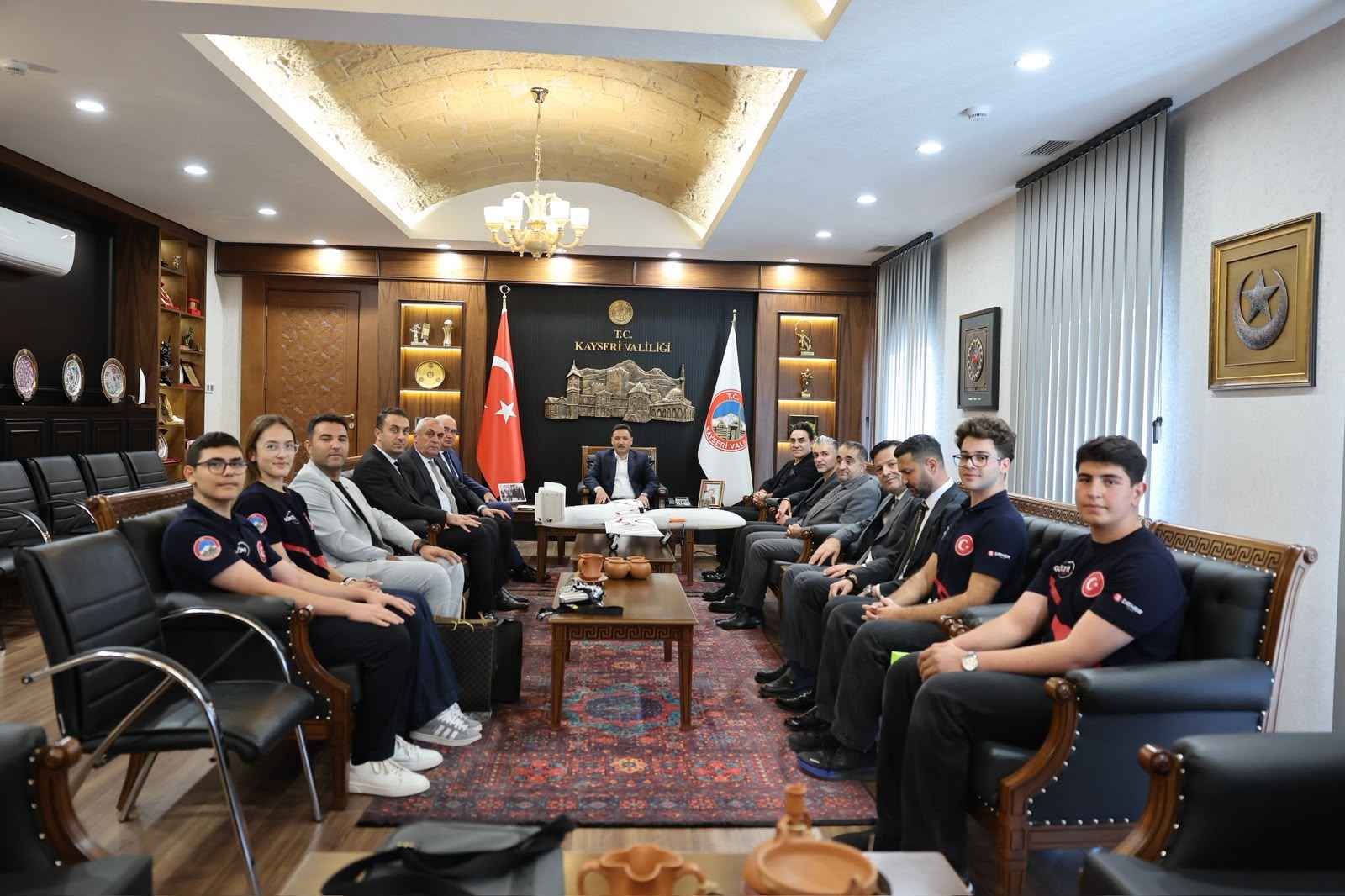 dunya-sampiyonlari-valilikte-abdde-duzenlenen-robonation-suas-2026-yarismasinda-lise-kategorisinde-dunya-birincisi-olan-goktim-kartalair-takimi-ogrencileri-kayseri-valisi-gokmen-ciceki-makaminda-ziyaret-etti