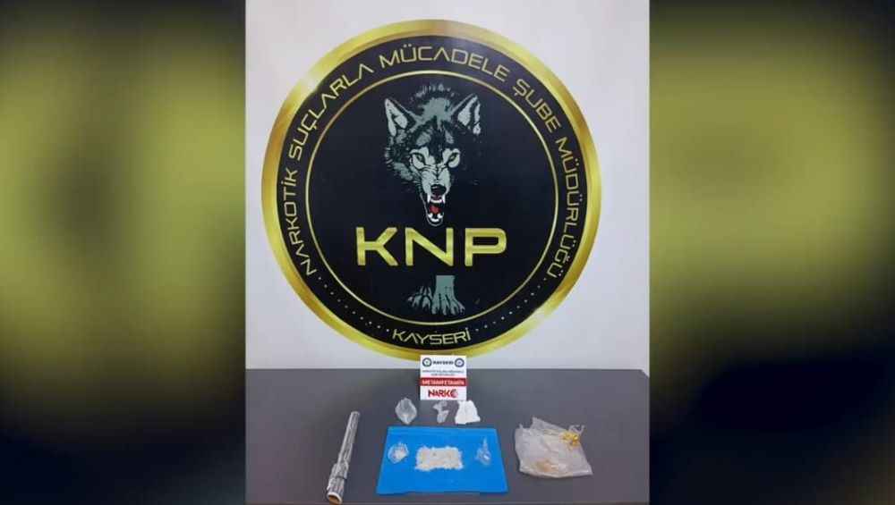 kayseride-polis-ekipleri-tarafindan-uyusturucu-saticilarina-yonelik-duzenlenen-operasyonda-yakalanan-7-kisi-hakkinda-adli-islem-baslatilirken-1i-tutuklanarak-cezaevine-teslim-edildi