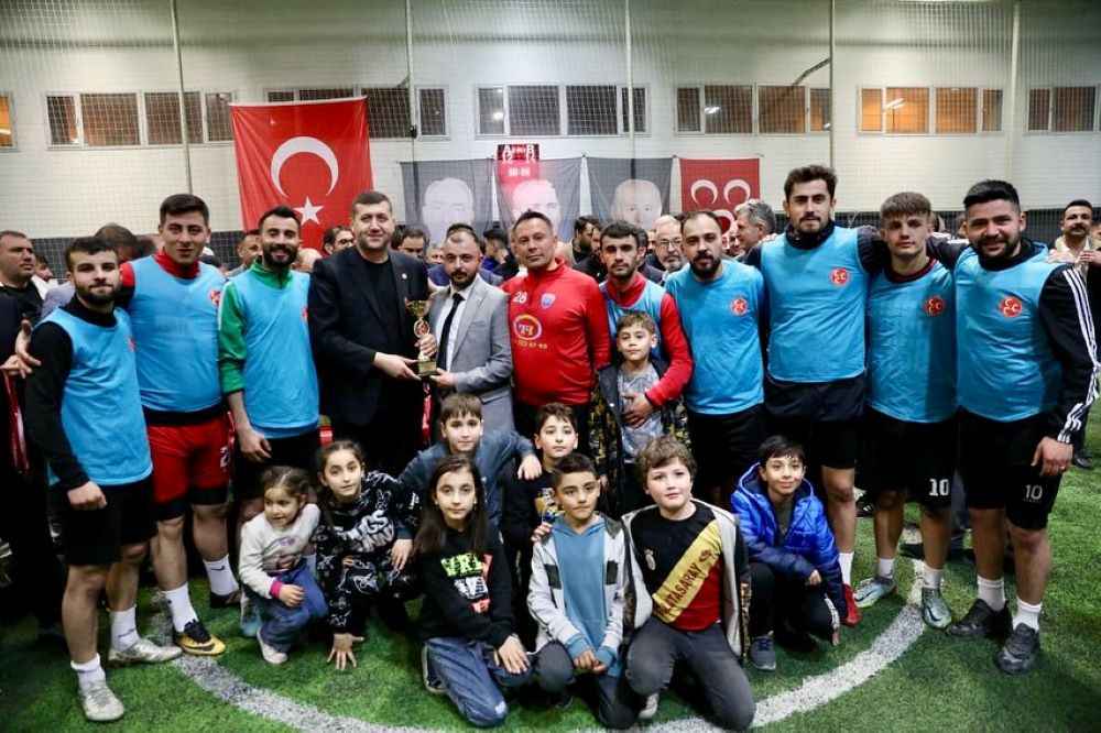 kocasinan-belediye-baskani-ve-baskan-adayi-ahmet-colakbayrakdar-mhp-kocasinan-ilce-baskanligi-tarafindan-duzenlenen-bolgeler-arasi-futbol-turnuvasinin-final-macini-izledi