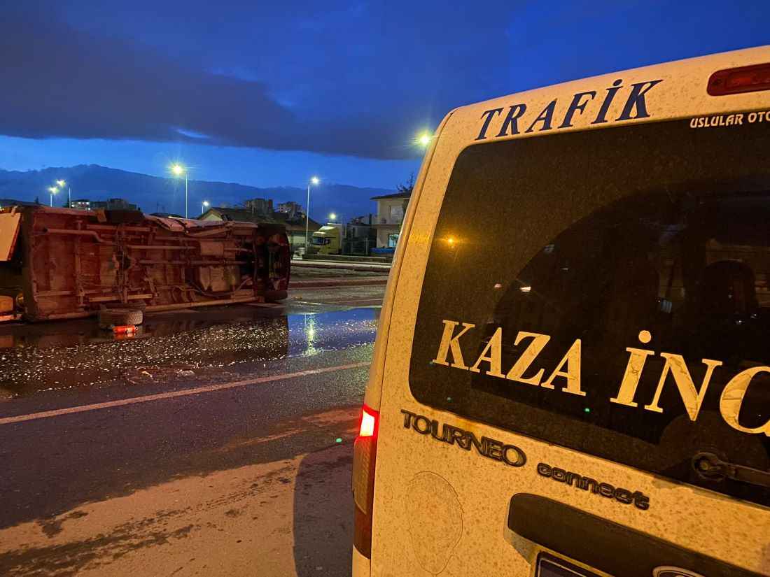 yavuzlar-mahallesinde-otomobil-ile-isci-servisi-kaza-yapti-3-kisi-yaralandi