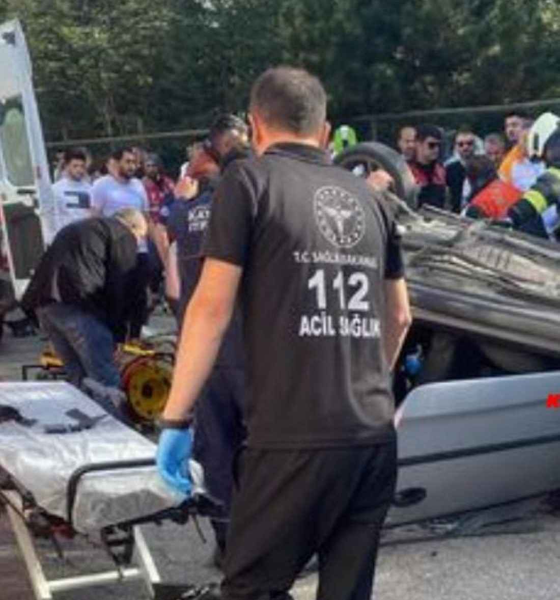 asik-veysel-bulvarinda-meydana-gelen-trafik-kazasinda-mce-idaresindeki-otomobil-refuje-carparak-karsi-yola-devrildi