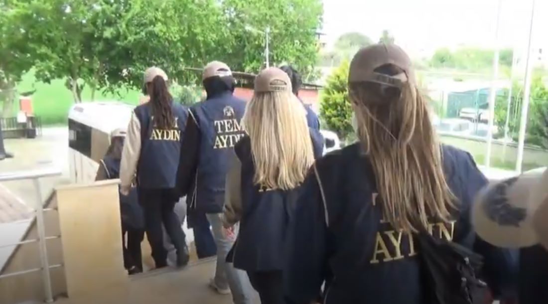 Aydın Emniyeti’nden 6 ay süren titiz çalışma! Nazilli’de FETÖ/PDY’ye ait öğrenci yapılanmasına operasyon düzenlendi. 22 şüpheli gözaltında, çok sayıda dijital materyal ve yüklü miktarda para ele geçirildi.