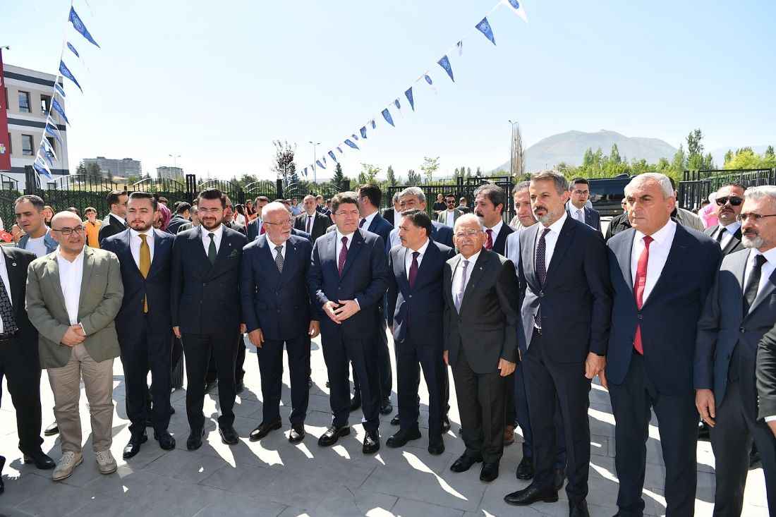 adalet-bakani-yilmaz-tunc-kayseride-osman-ulubas-ortaokulunda-duzenlenen-karne-torenine-katildi