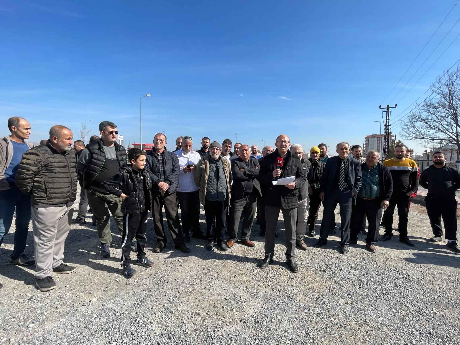 kayserinin-melikgazi-ilcesine-bagli-kazim-karabekir-mahallesi-girisindeki-kavsaktan-dolayi-mahalle-sakinleri-sikyetci