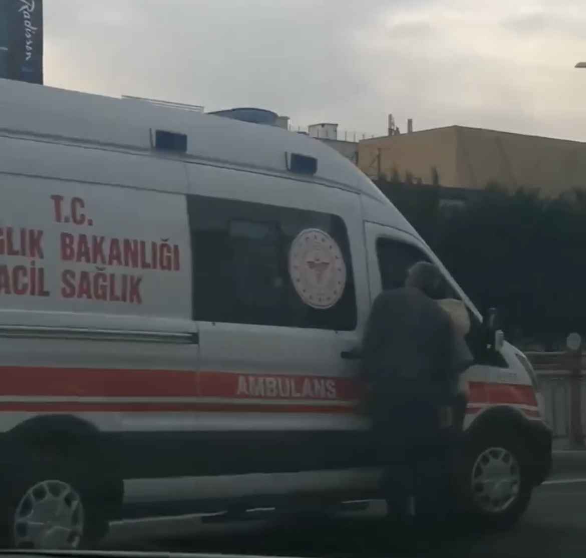 kayseride-bariyerlerin-ustunden-karsidan-karsiya-gecmek-isteyen-gence-araba-carpti-olay-da-agir-yaralanan-talihsiz-genc-hayatini-kaybetti