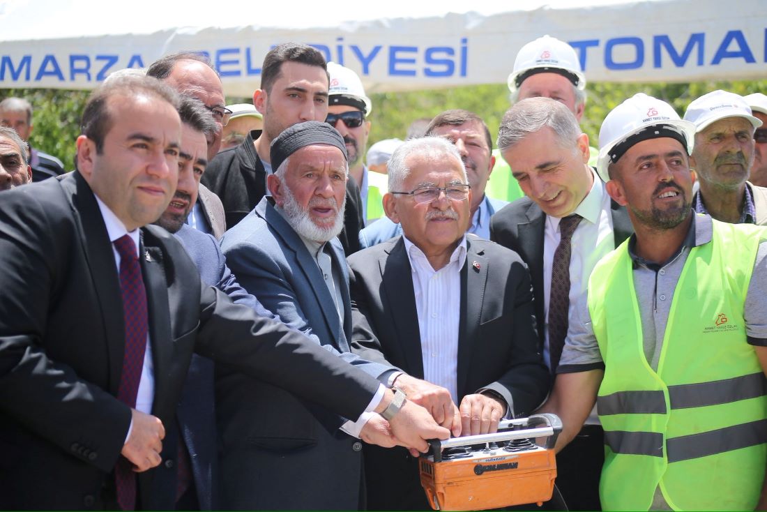 Kayseri Büyükşehir Belediye Başkanı Dr. Memduh Büyükkılıç, Türkiye Diyanet Vakfı ve Yavuz Selim Salihler Camii Derneği öncülüğünde Tomarza’da yapılacak yeni caminin temel atma törenine katıldı