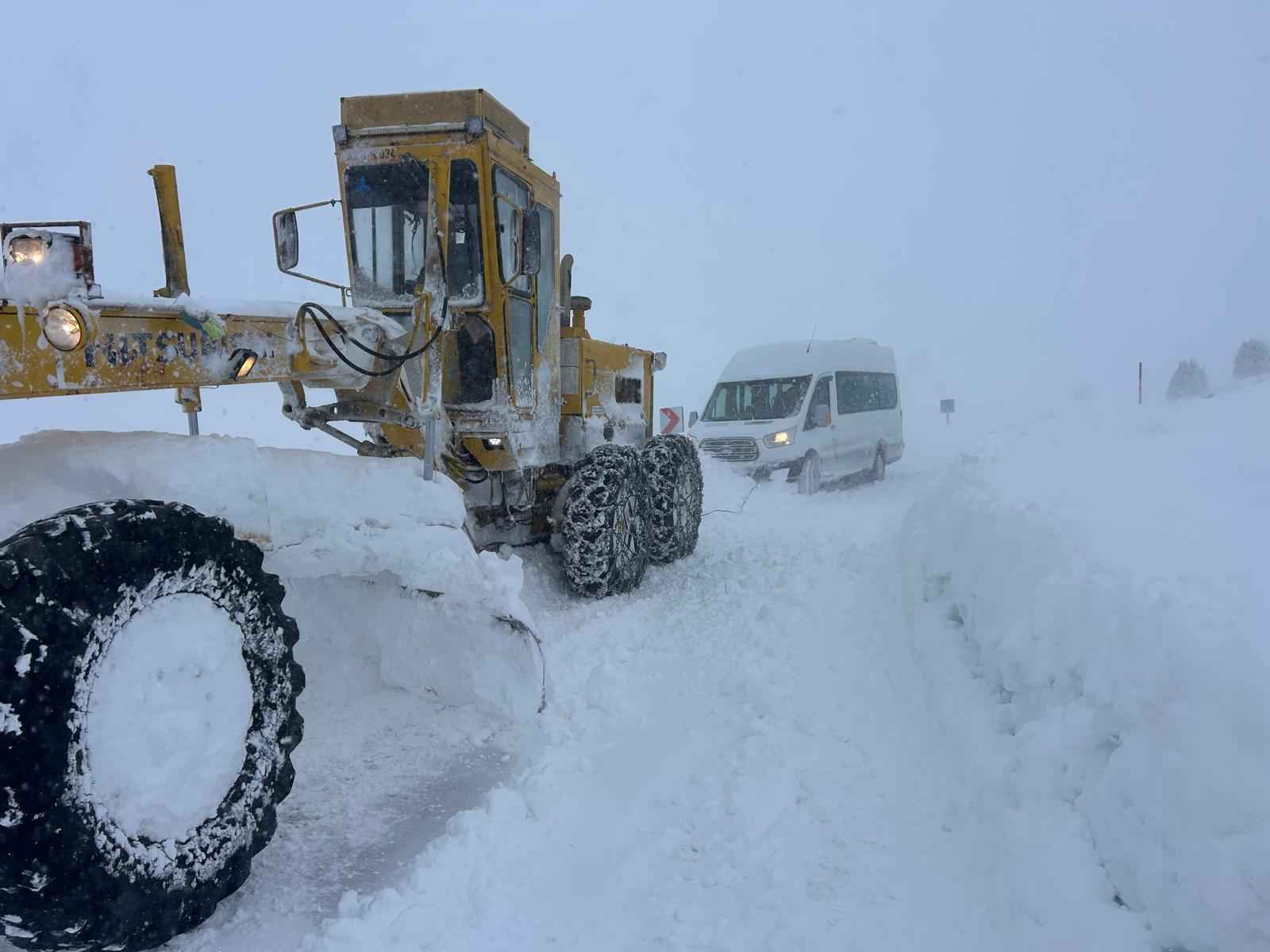 kayseri-buyuksehir-belediyesi-ekipleri-etkili-olan-kar-yagisi-sonrasi-kapanan-54-mahalle-yolunu-yeniden-ulasima-acti-toplam-432-kilometrelik-yol-aginda-calisma-yapan-ekipler-mahsur-kalan-araclara-da-mudahale-etti