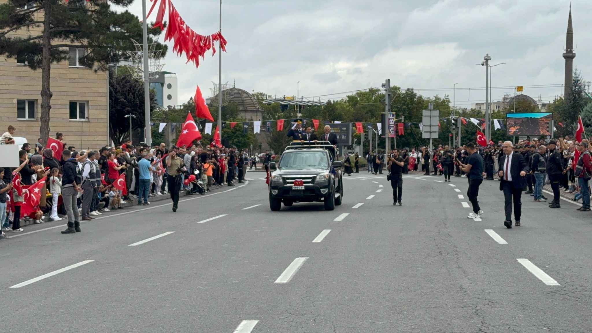 kayseride-30-agustos-zafer-bayraminin-104uncu-yil-donumu-cumhuriyet-meydaninda-duzenlenen-torenlerle-coskuyla-kutlandi-vali-gokmen-cicek-torende-yaptigi-konusmada-birlik-ve-beraberlik-mesaji-vererek-biz-hep-var-olacagiz-bedel-odedik-bedel-odeyecegiz-dedi