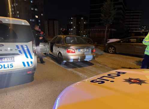 kayserinin-talas-ilcesinde-uygulama-yapan-polis-memuruna-carpip-kacmaya-calisan-otomobilde-bulunan-4-kisi-kisa-surede-yakalanarak-gozaltina-alindi