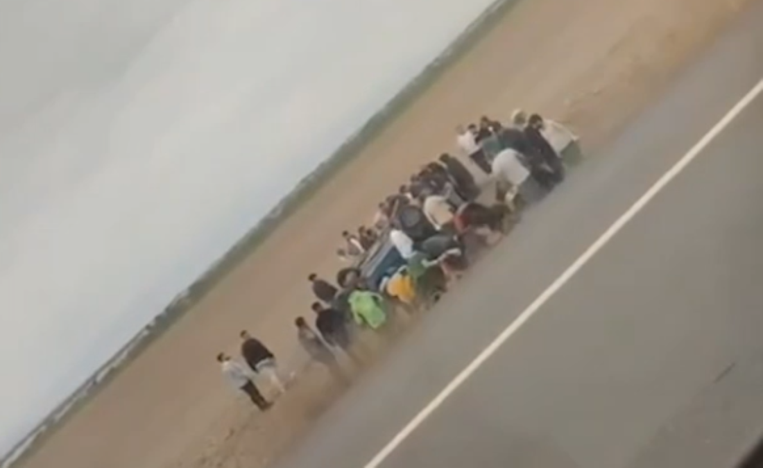 Kayseri’de araç sürücüsünün direksiyon hakimiyetini kaybederek yoldan çıkması sonucu meydana gelen kazada yaralanan vatandaşlar hastaneye sevk edildi.