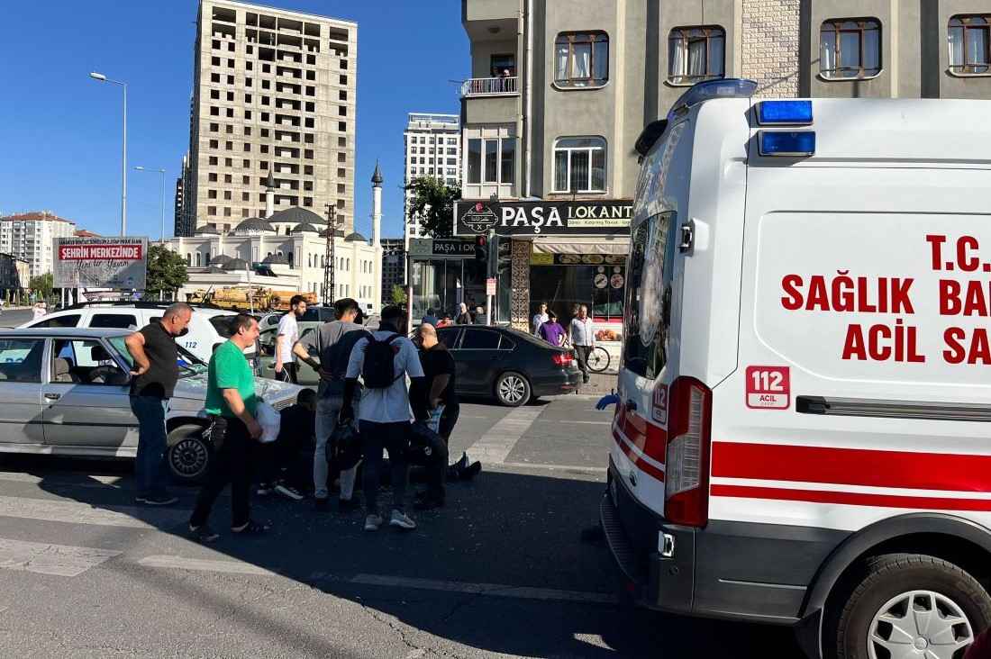kayseri-sahabiye-mahallesi-oguz-caddesinde-otomobil-yayaya-carpti-hafif-yarali-yaya-ambulansla-hastaneye-goturuldu