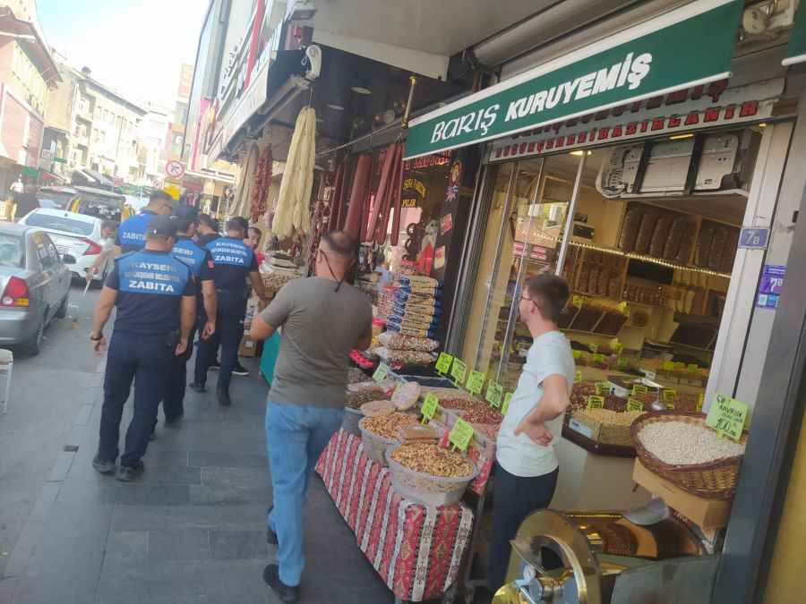 kentin-carsi-pazar-cadde-ve-sokaklarinin-daha-duzenli-bir-yapida-olmasi-vatandasin-rahat-bir-sekilde-alisveris-ve-gundelik-islerini-yapmalarina-yonelik-yapilan-bu-denetimlerin-devam-edilecegi-bildirildi