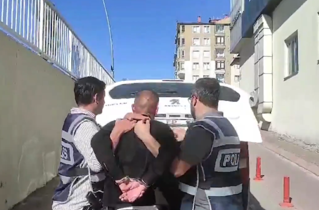 Kayseri’de çeşitli suçlardan toplamda 23 yıl kesinleşmiş hapis cezası bulunan ve 4 yıldır firari olan 35 yaşındaki şahıs, polis ekiplerinin adresine yaptığı operasyonla yakalandı.