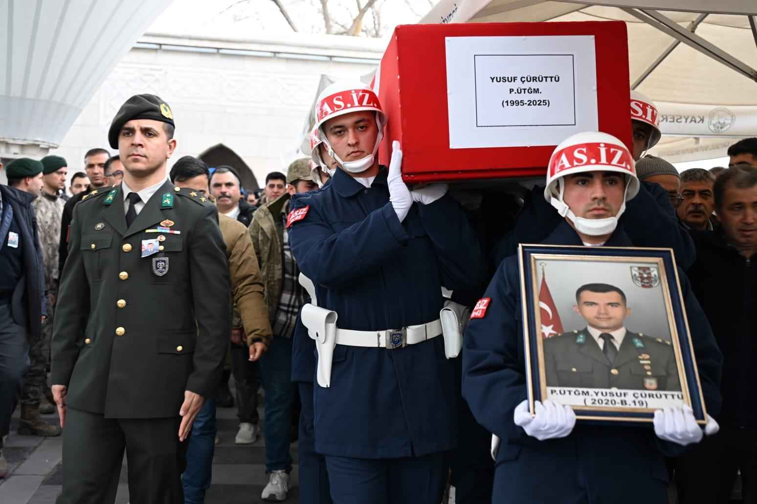 mardinin-nusaybin-ilcesinde-kullandigi-motosikletin-yoldan-cikip-tarlaya-savruldugu-kazada-hayatini-kaybeden-piyade-ustegmen-yusuf-curuttu-28-memleketi-kayseride-topraga-verildi