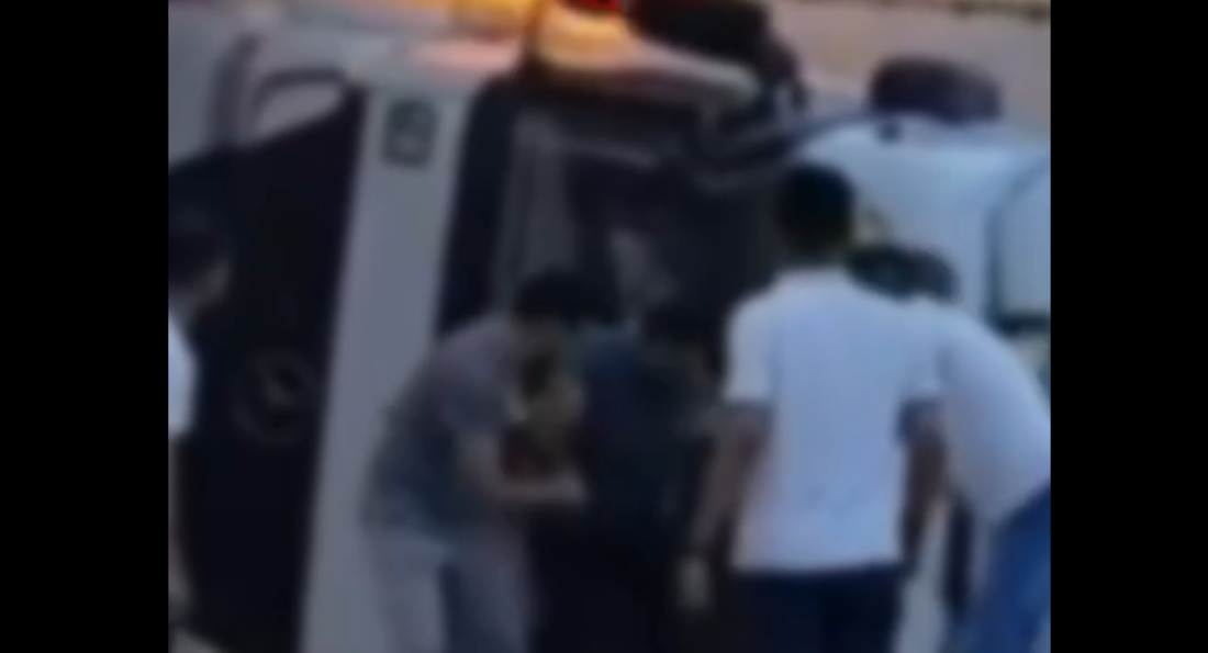 Pınarbaşı Dokuzdolambaç mevkiinde sabah saatlerinde yan yatan TIR’da yangın çıktı. Sürücünün yanan TIR’dan kurtulduğu anlar vatandaş kamerasına yansıdı.