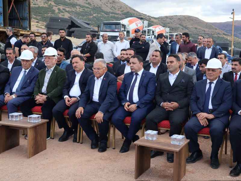 kayserinin-yahyali-ilcesinde-bolge-ekonomisine-ve-kadin-istihdamina-onemli-katki-sunacak-olan-yahyali-belediyesi-tekstil-fabrikasi-gorkemli-bir-torenle-hizmete-acildi