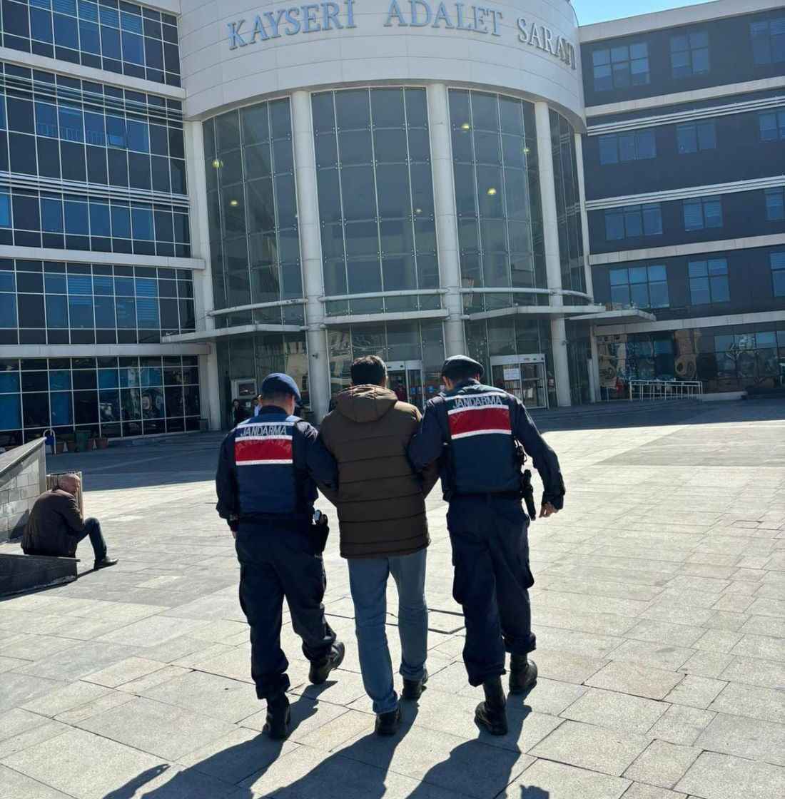 kayseride-jandarma-ekipleri-tarafindan-yapilan-calismalarda-feto-uyesi-olmaktan-aranan-ve-astsubaylik-gorevinden-ihrac-edilen-bir-sahis-yakalandi