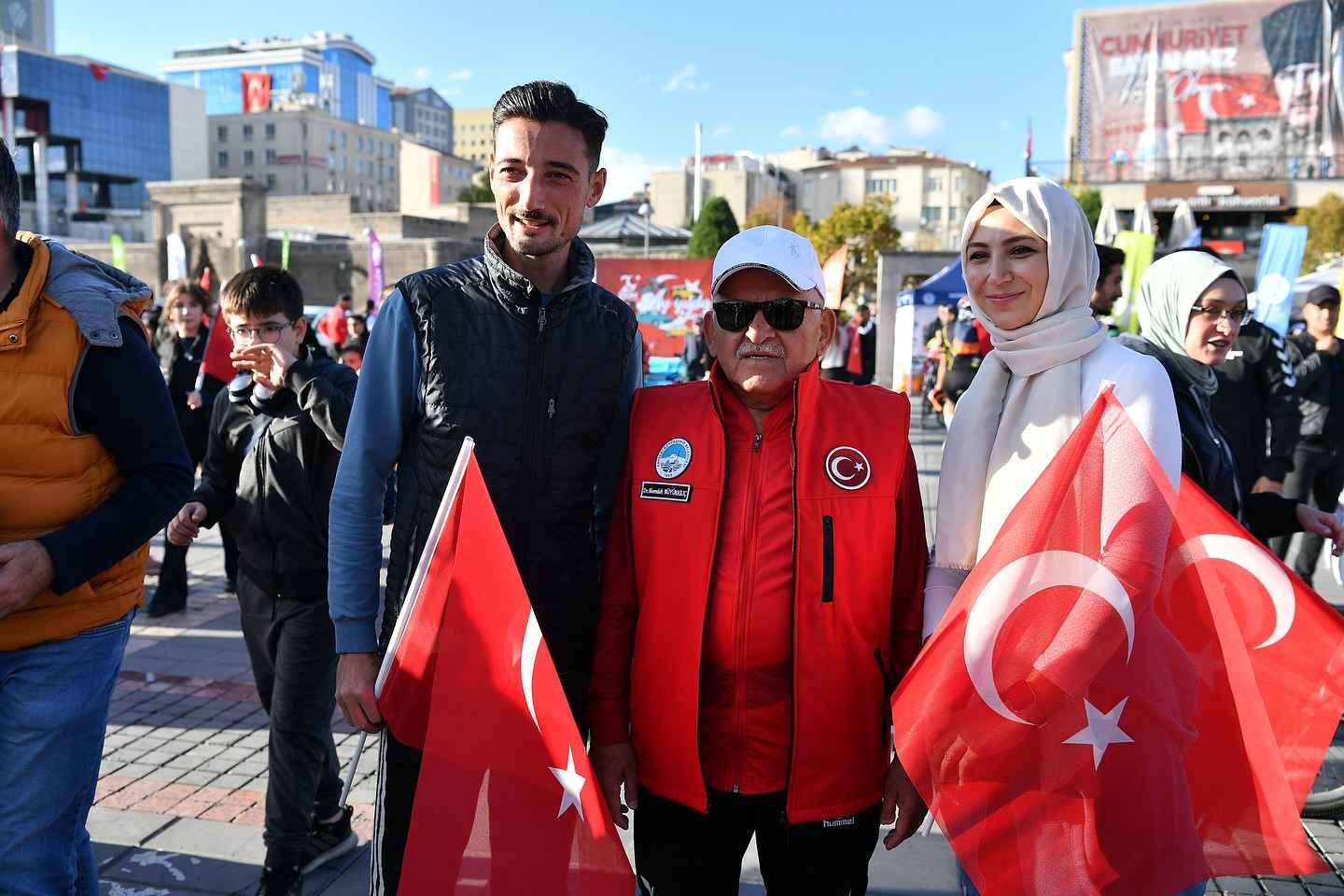 cumhuriyet-ruhu-sporun-enerjisiyle-birlesti-kayseride-yuzlerce-kisi-baskan-buyukkilicla-birlikte-cumhuriyet-meydanina-kadar-pedal-cevirdi