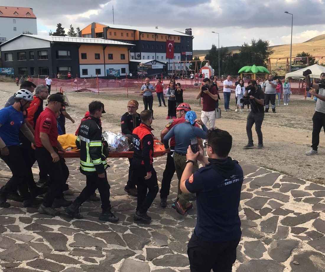 erciyes-daginda-zirve-tirmanisi-yaparken-tas-yuvarlanmasi-sonucu-yaralanan-ve-mahsur-kalan-iki-dagci-ekiplerin-6-saatlik-cabasi-dogrultusunda-kurtarildi
