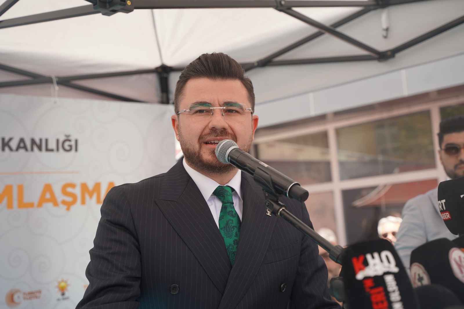 ak-parti-kayseri-il-baskanligi-onunde-duzenlenen-bayramlasma-programinda-konusan-partililer-kurban-bayraminin-islam-alemine-huzur-baris-ve-kardeslik-getirmesi-temennisinde-bulundu