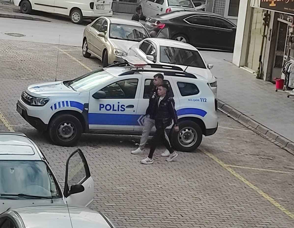 kayseride-sahabiye-mahallesi-vakiflar-bolge-mudurlugu-yakininda-bulunan-exper-reklam-ofisi-onunde-yasanan-olayda-3-supheli-posetcevrede-panige-neden-oldu