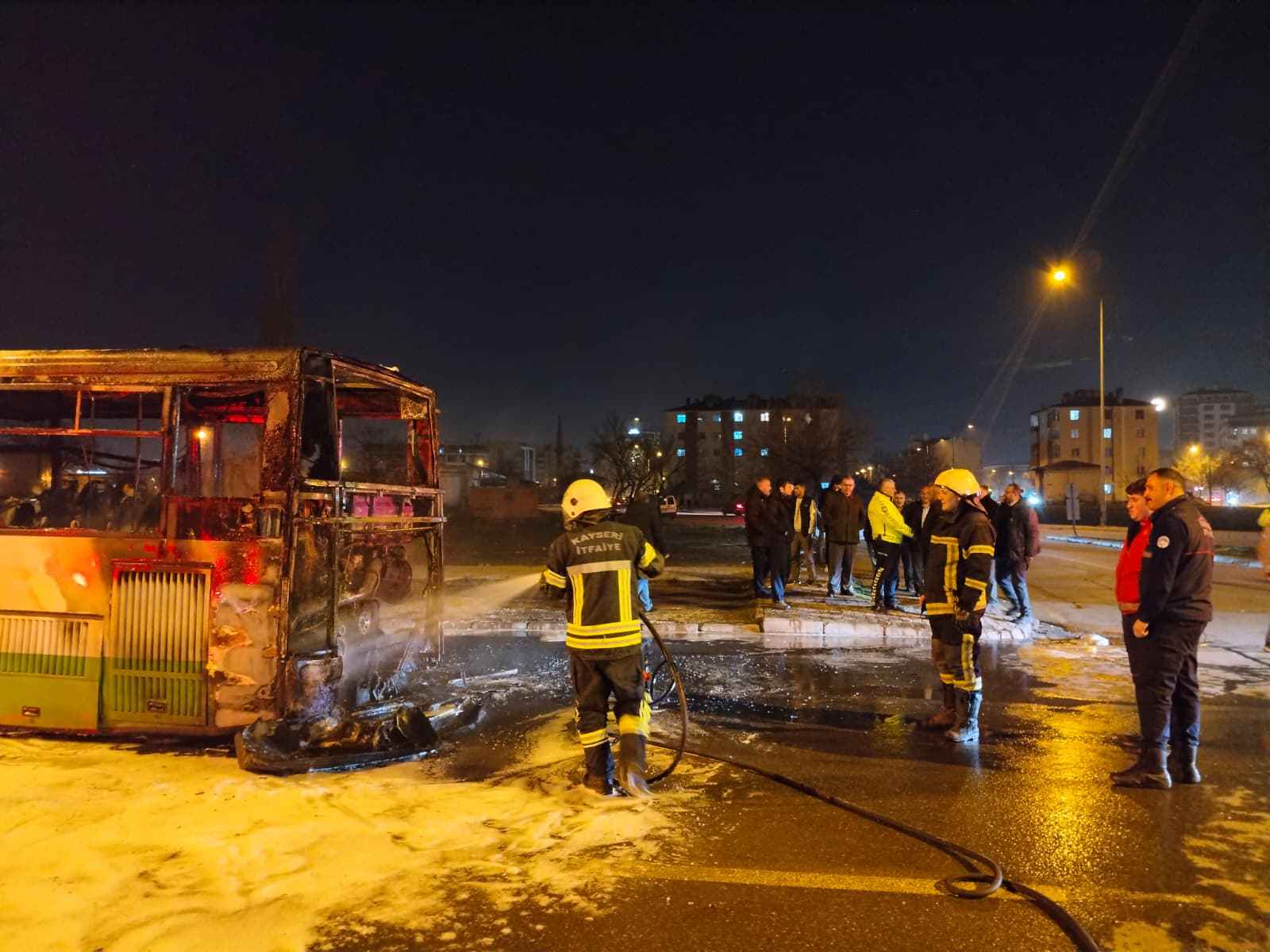 melikgazide-seyir-halindeki-ozel-halk-otobusu-saniyeler-icinde-alevlere-teslim-oldu-yolcularin-yeni-inmis-olmasi-buyuk-bir-faciayi-onlerken-yanan-otobusten-geriye-demir-yigini-kaldi