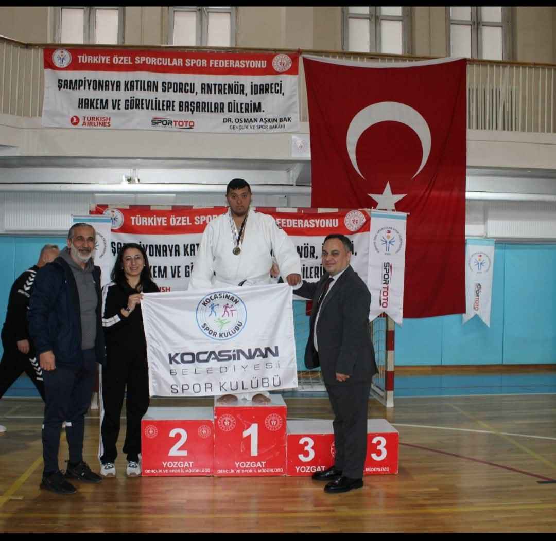 kayserili-ozel-sporcu-samet-balci-yozgatta-duzenlenen-ozel-sporcular-judo-turkiye-sampiyonasinda-birincilik-kursusune-cikarak-turkiye-sampiyonu-oldu-balci-basarisinin-ardindan-milli-takim-kamp-kadrosuna-da-secildi