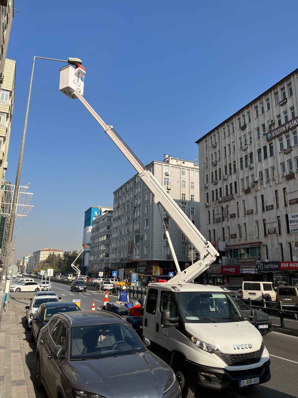 kayseri-buyuksehir-belediyesi-onculugunde-baslatilan-led-donusum-projesi-sehrin-enerji-altyapisini-guclendirmeye-devam-ediyor-kcetas-tarafindan-yurutulen-calismalarda-sokak-ve-cadde-aydinlatmalari-modern-led-armaturlerle-yenileniyor