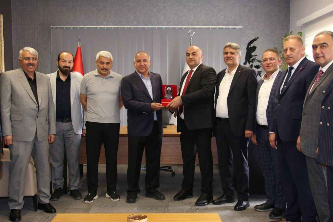 mimarsinan-organize-sanayi-bolgesinde-yapilan-1-olagan-genel-kurulun-ardindan-baskanliga-secilen-mehmet-arar-gorevi-lutfi-carsibasindan-duzenlenen-torenle-devraldi