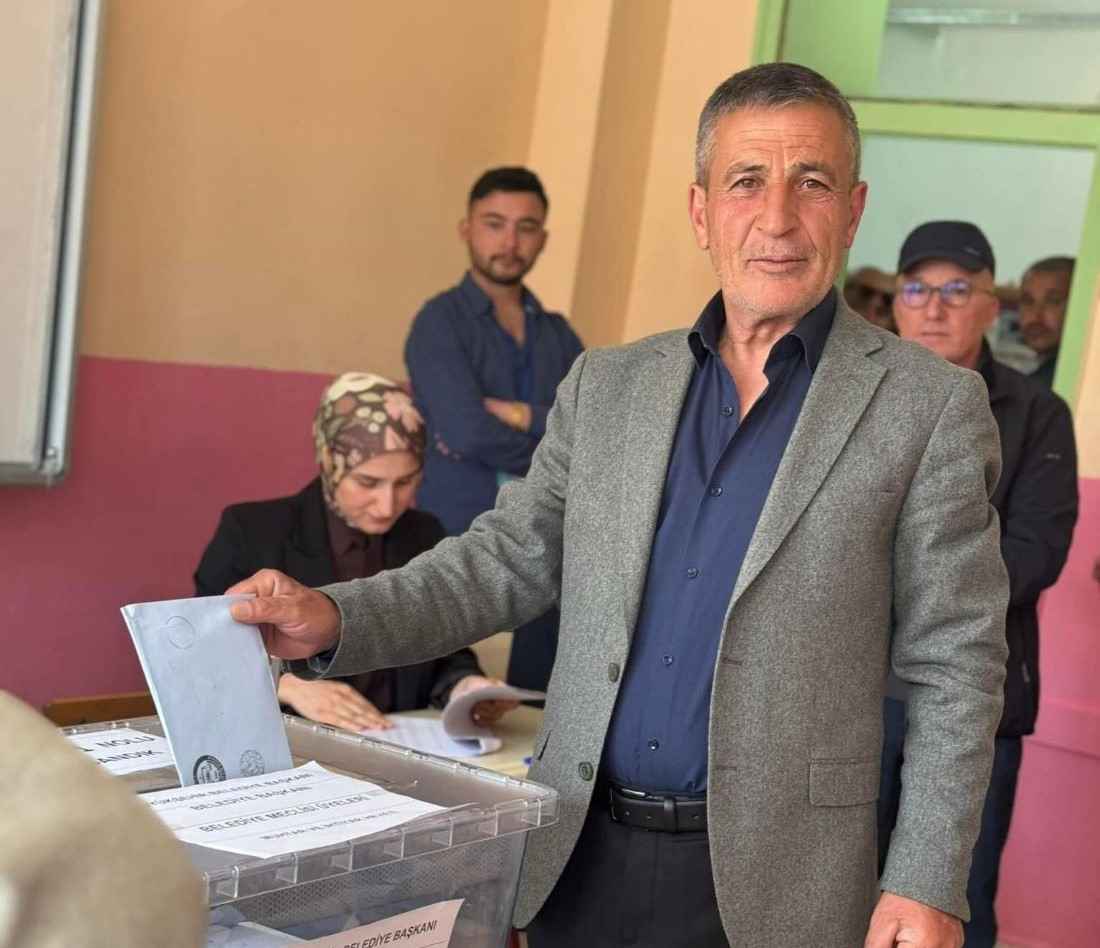 akkisla-belediye-baskani-mustafa-dursun-belediye-binasina-kendi-mal-varligini-ve-belediye-borcunu-asarak-vatandaslara-ilan-etti