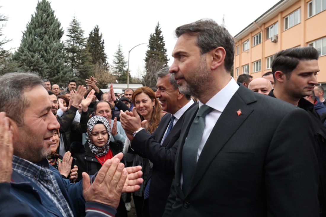 Bakan Bayraktar, Türkiye’nin Suriye’ye elektrik ihracatını üç katına çıkaracaklarını, yıllık 2 milyar metreküp doğal gaz sevkiyatı hedeflediklerini açıkladı. Anlaşma, savaş sonrası yeniden yapılanma sürecine enerji desteği sağlayacak.