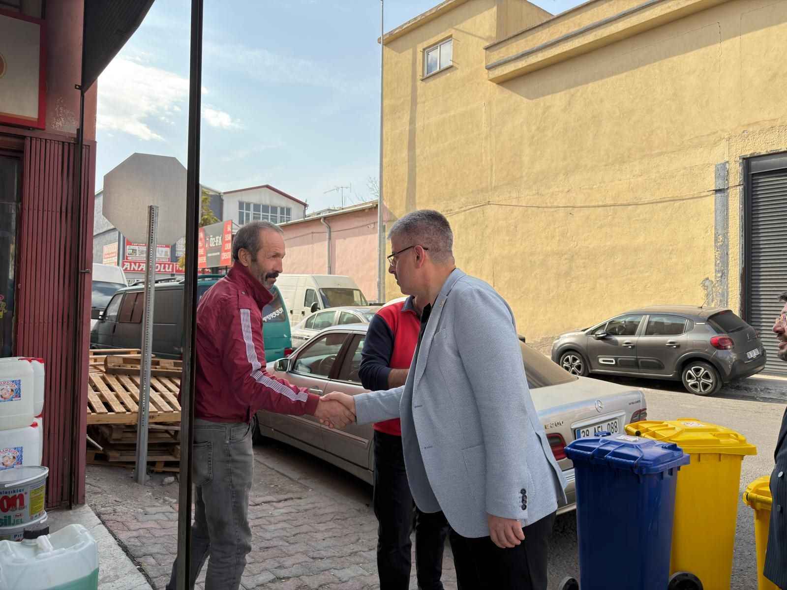 ak-parti-milletvekili-saban-copuroglu-bugun-de-sahadaydi-kocasinan-belediye-baskani-ahmet-colakbayrakdar-ve-ilce-baskani-selcuk-melekoglu-ile-birlikte-argincik-toptancilar-sitesinde-esnaflarla-bulustu