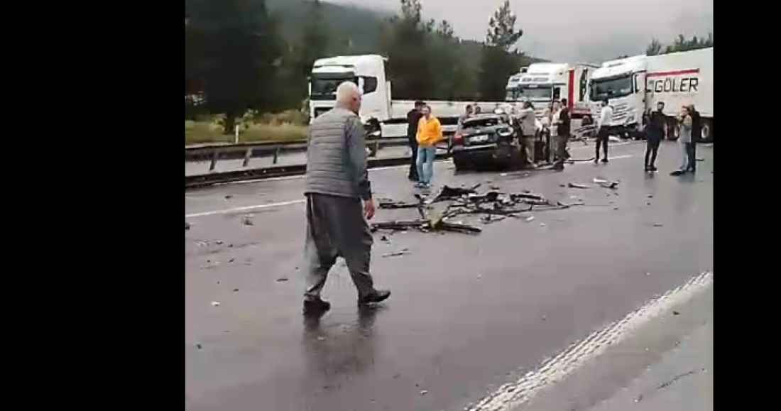 adananin-pozanti-ilcesinde-otoyolda-2-tir-ve-5-otomobilin-karistigi-zincirleme-trafik-kazasinda-2si-agir-6-kisi-yaralandi-yaralilar-hastaneye-kaldirildi