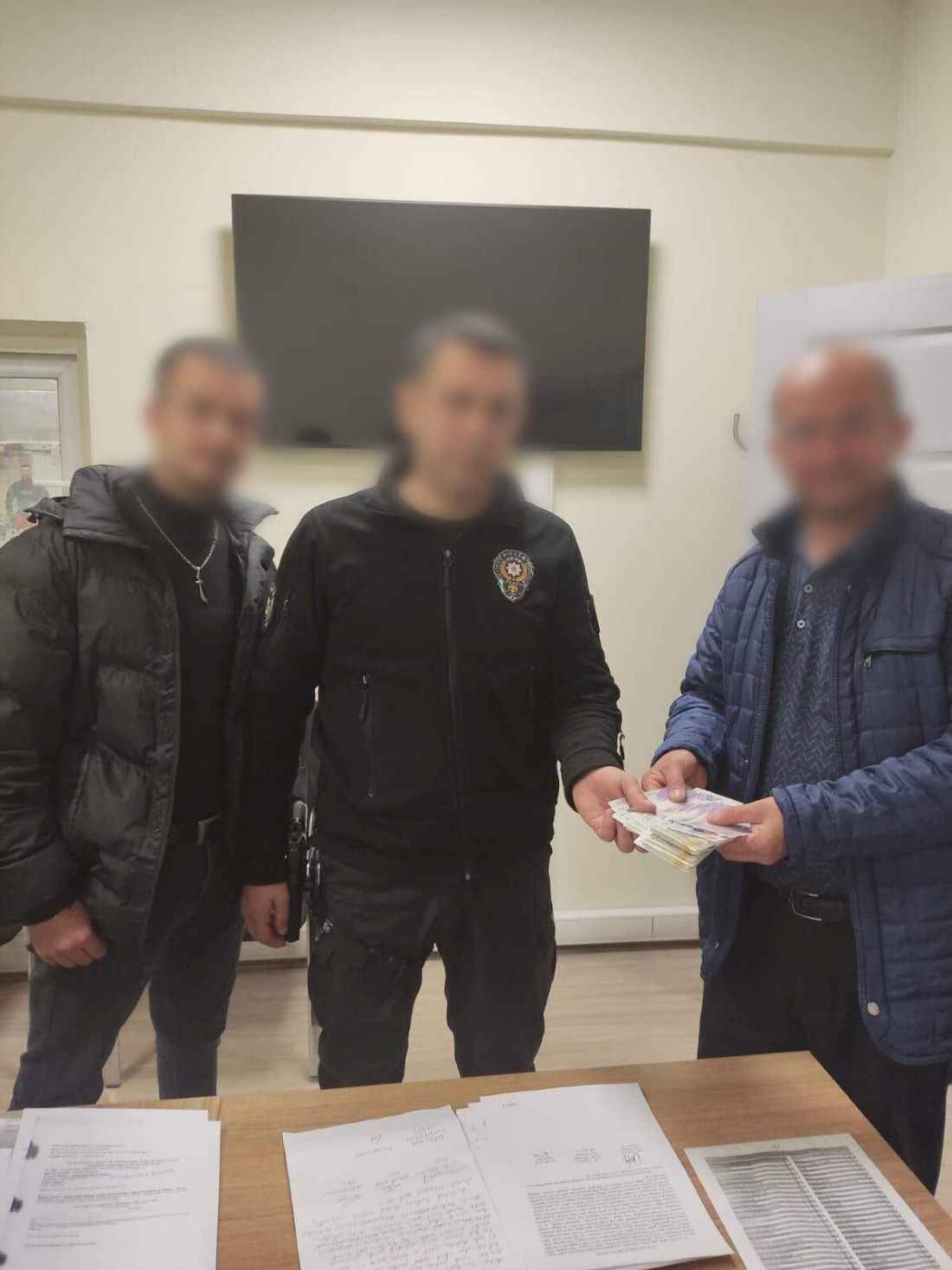 duyarli-vatandas-tarafindan-bulunan-81-bin-lira-degerindeki-ingiliz-poundu-emniyet-ekipleri-tarafindan-eksiksiz-sekilde-sahibine-teslim-edildi