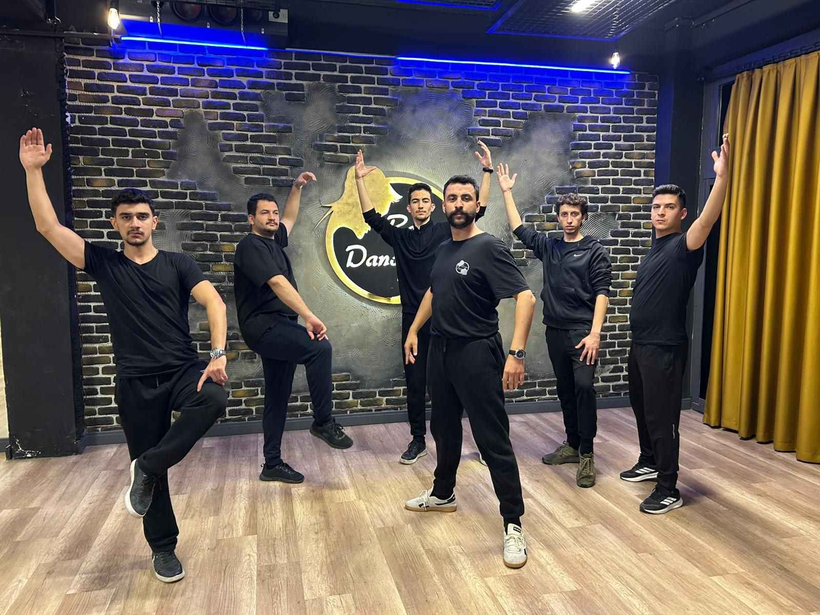 usta-egitmen-mehmet-polat-liderligindeki-romeo-dans-okulu-dugun-ve-ozel-gunlerde-sergiledigi-zeybek-koreografileriyle-hem-milli-duygulari-kabartiyor-hem-de-izleyenleri-buyuluyor-turk-bayrakli-ve-ataturk-temali-performanslar-adeta-sahnede-tarihin-yeniden-yazildigi-anlara-donusuyor