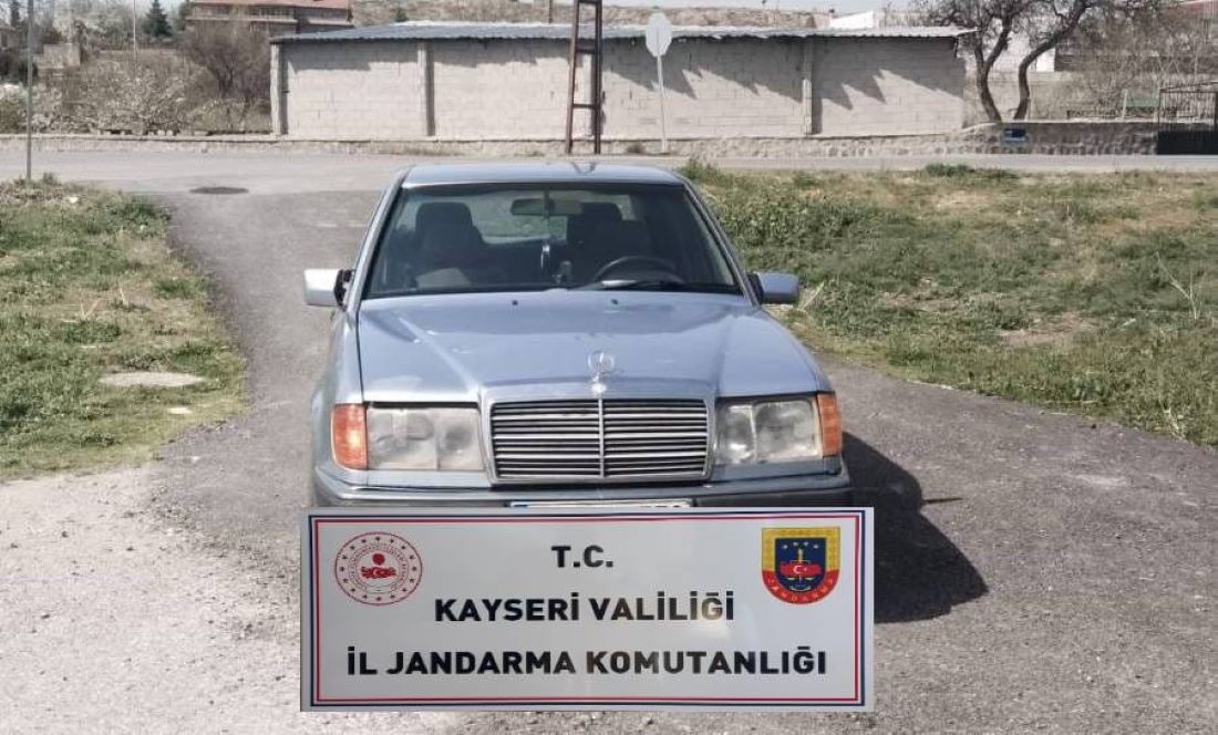  Kayseri’de jandarma ekipleri 2 kişiyi çalıntı araçla birlikte yakaladı. Yapılan aramalarda şüphelilerin üzerinde çok sayıda uyuşturucu madde tespit edildi.