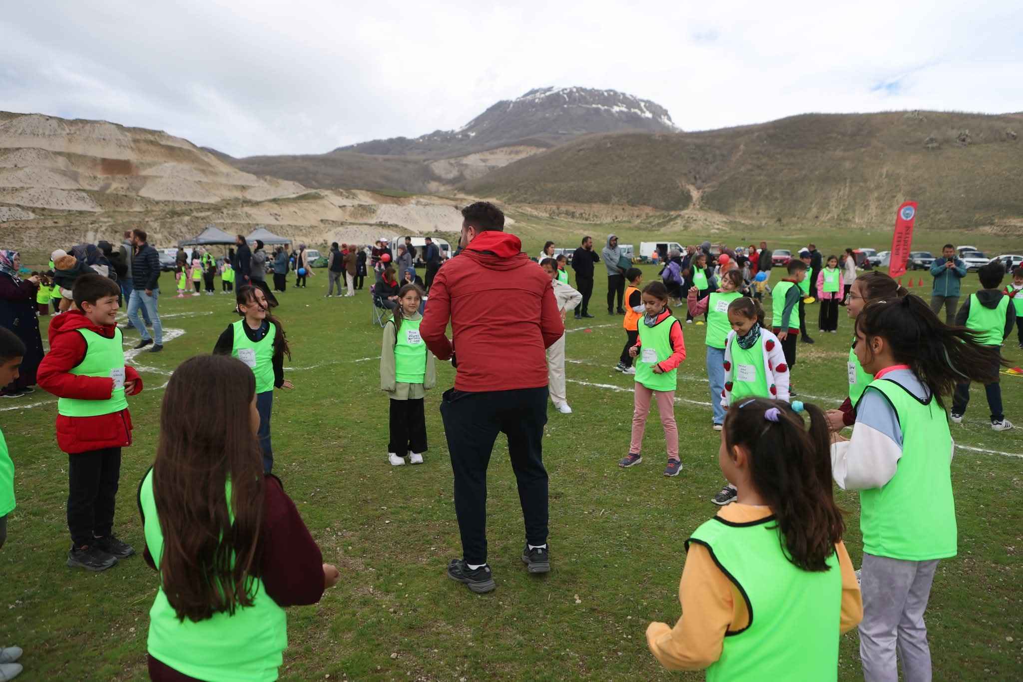 kayserinin-develi-ilcesinde-develi-belediyesi-ve-develi-dagcilik-kayak-ihtisas-spor-kulubu-devdak-is-birligiyle-duzenlenen-2-cocuk-dagcilar-festivali-belesme-yaylasinda-buyuk-bir-coskuyla-gerceklestirildi