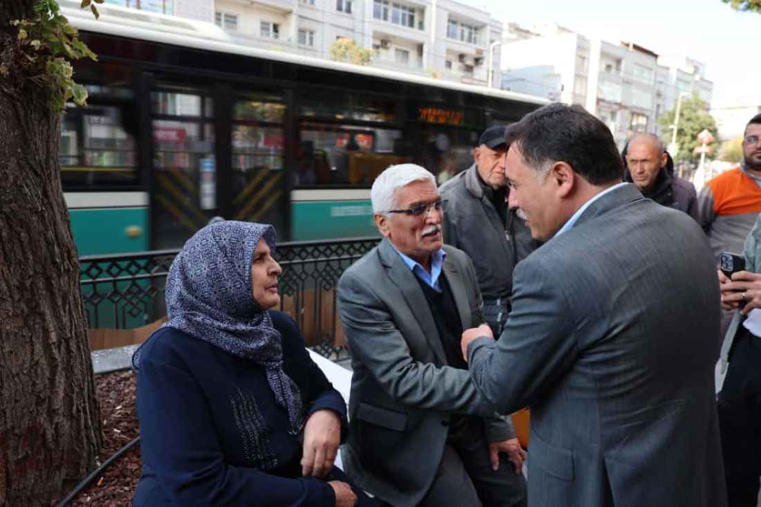 bugun-sivas-caddesinde-vatandaslarla-bir-araya-gelen-vali-cicek-talepleri-dinleyip-cozum-icin-talimat-verdi